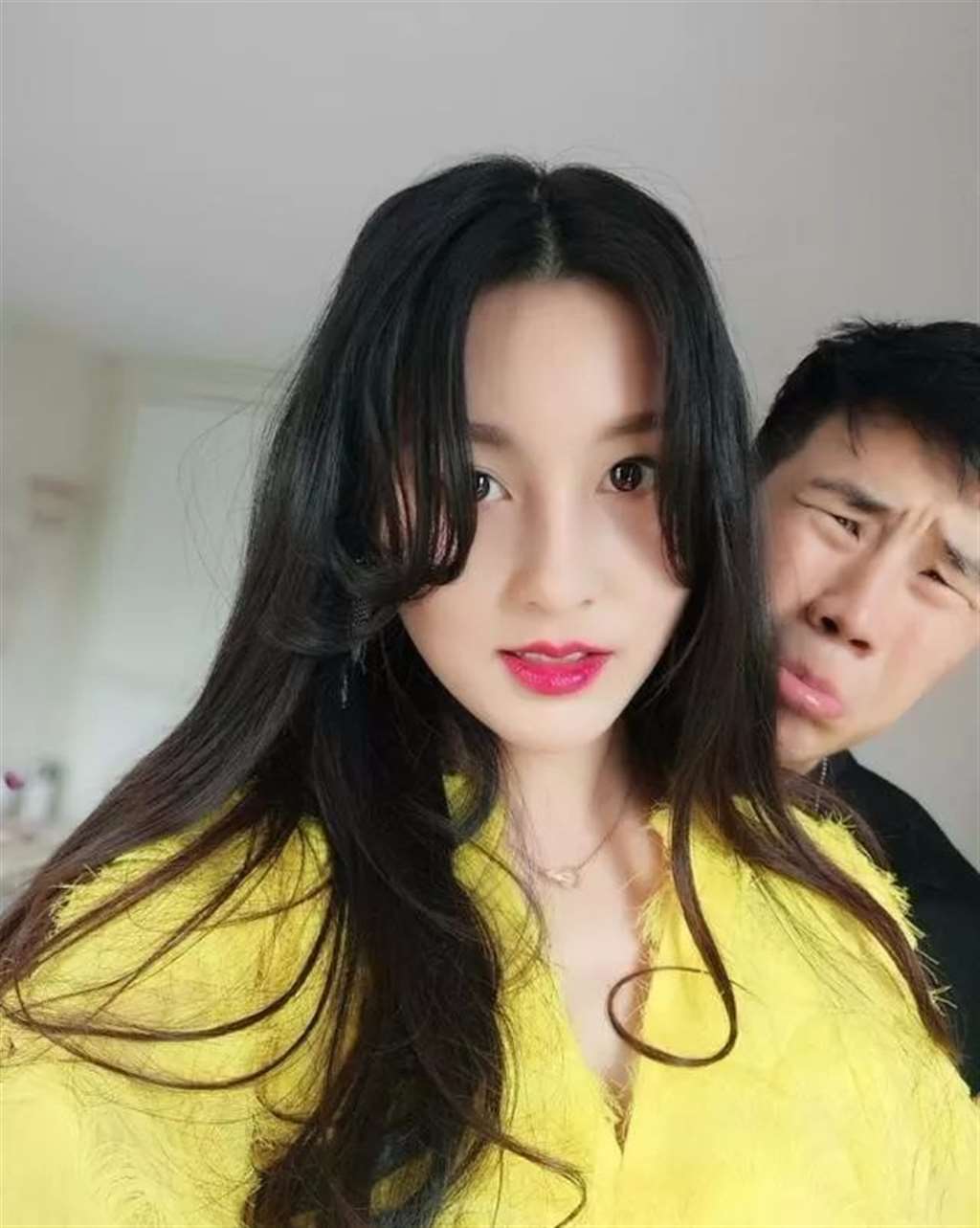 谢孟伟老婆郭姗姗自拍大方的正面照