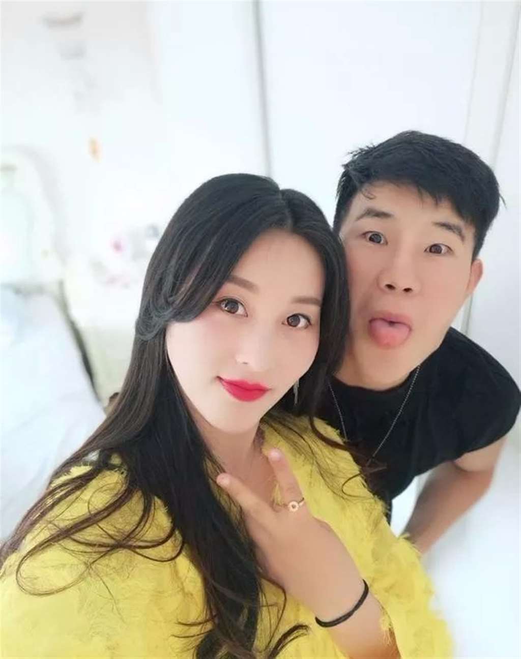 谢孟伟老婆郭姗姗自拍大方的正面照