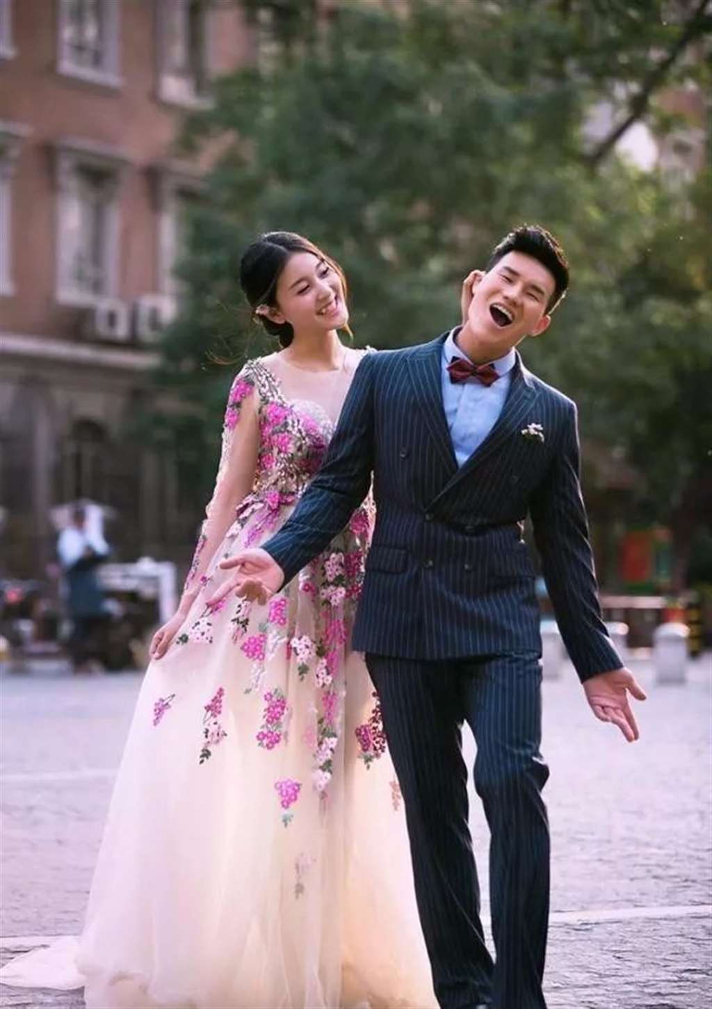谢孟伟老婆郭姗姗自拍大方的正面照