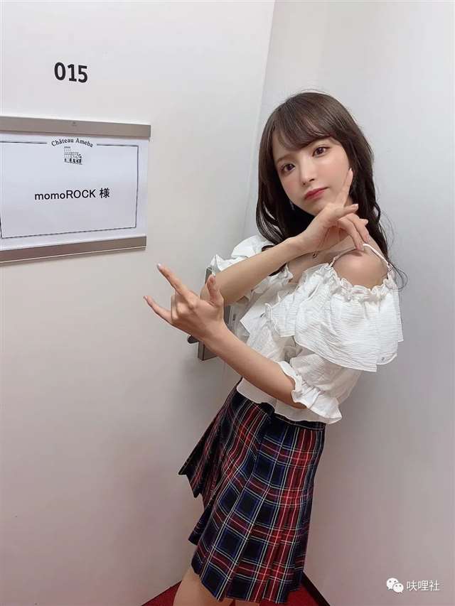 桃乃木香奈、伊藤舞雪和唯井真寻R18片场自拍图集