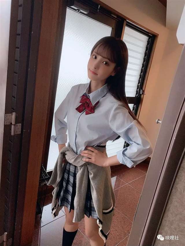 桃乃木香奈、伊藤舞雪和唯井真寻R18片场自拍图集