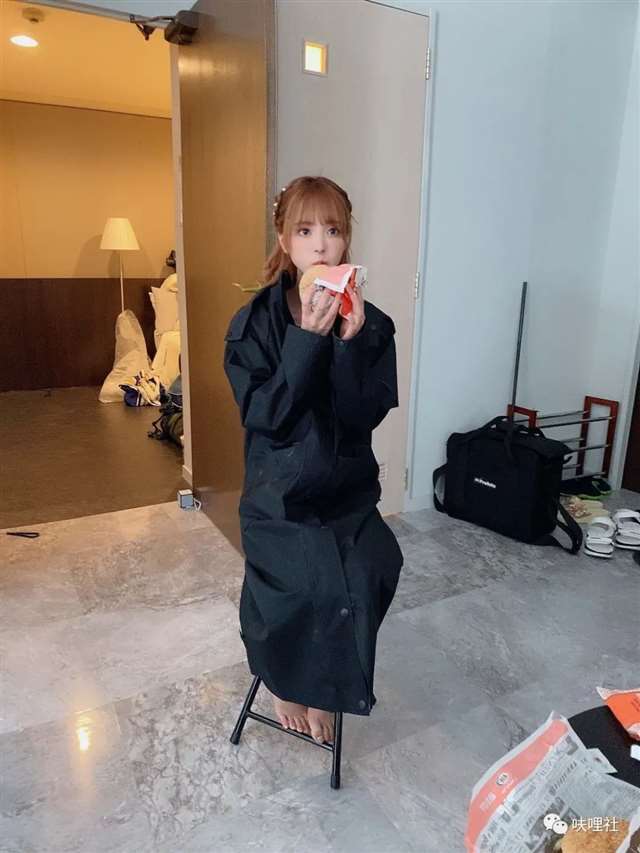 桃乃木香奈、伊藤舞雪和唯井真寻R18片场自拍图集