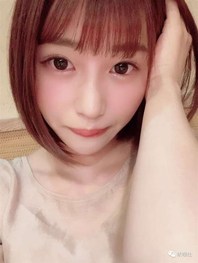 桃乃木香奈、伊藤舞雪和唯井真寻R18片场自拍图集