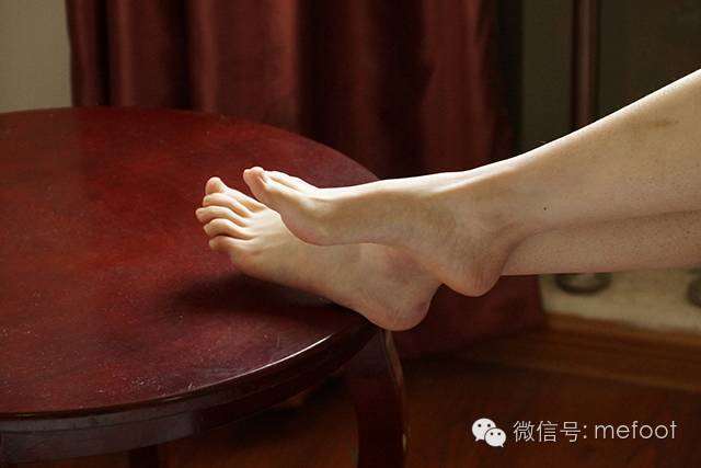 修长的美腿,白嫩的玉足