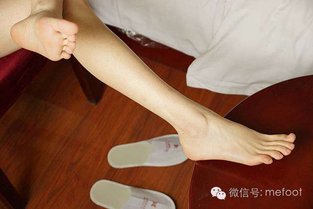 修长的美腿,白嫩的玉足