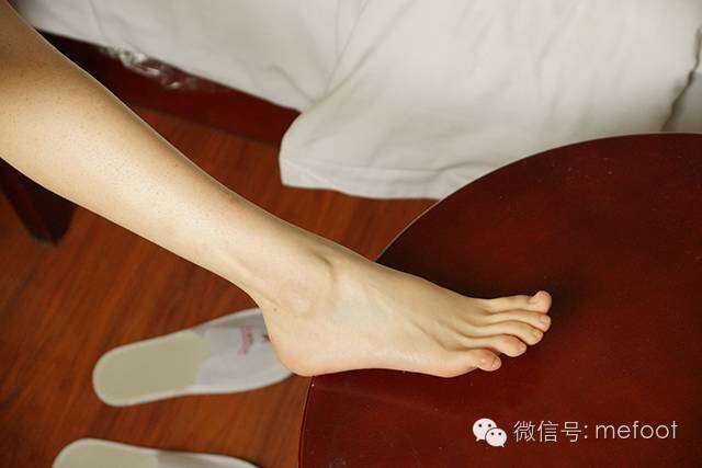 修长的美腿,白嫩的玉足