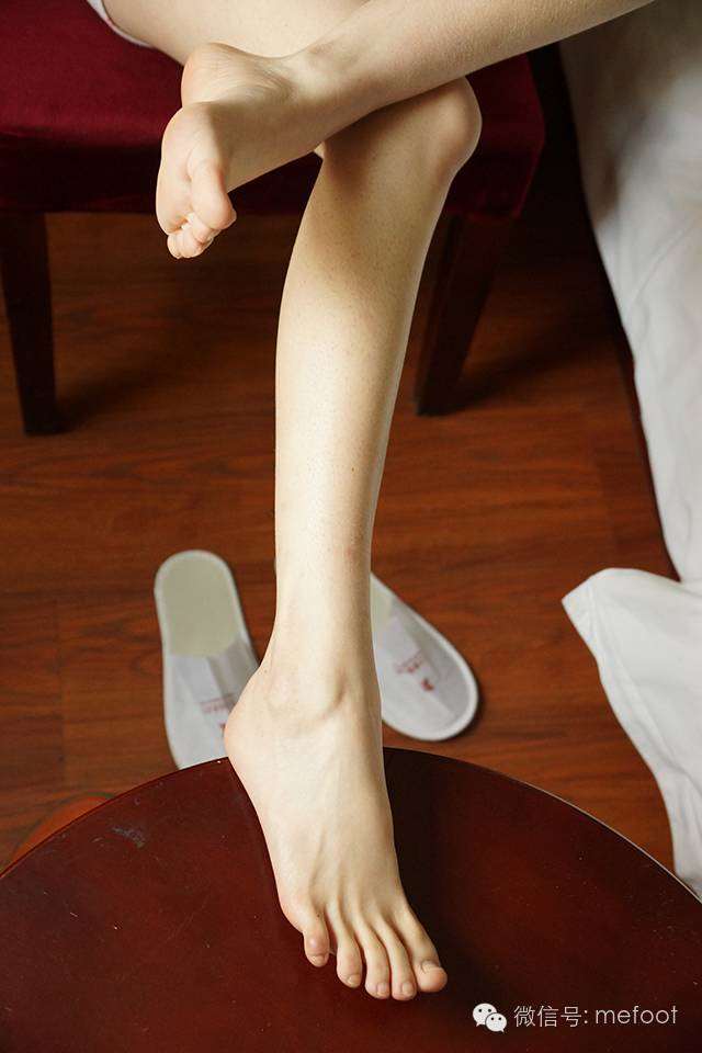 修长的美腿,白嫩的玉足