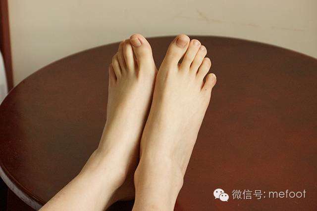 修长的美腿,白嫩的玉足