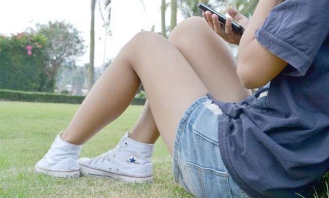 船袜的妹妹 一点一点露出给你看,我粉色的袜袜和白嫩的足