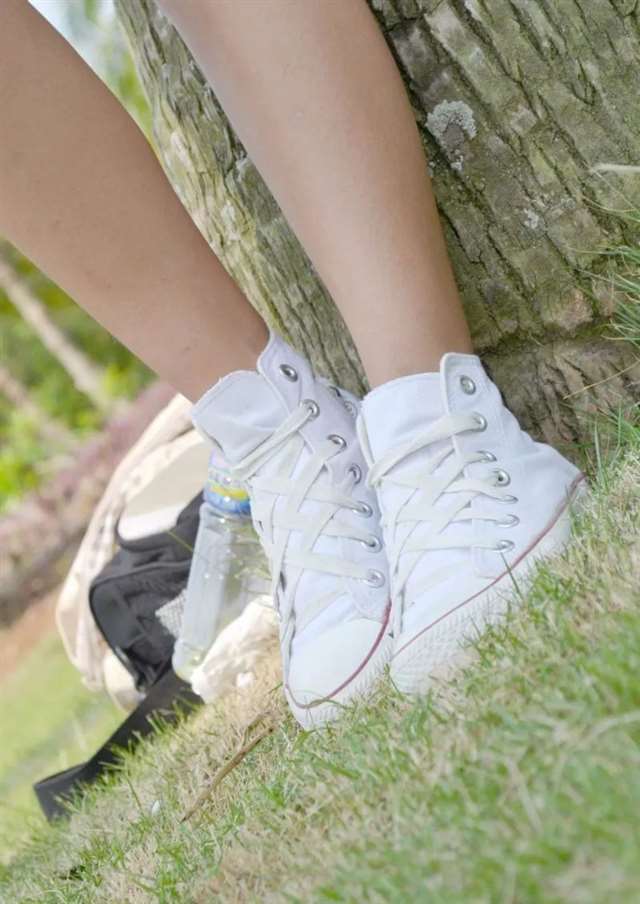 船袜的妹妹 一点一点露出给你看,我粉色的袜袜和白嫩的足