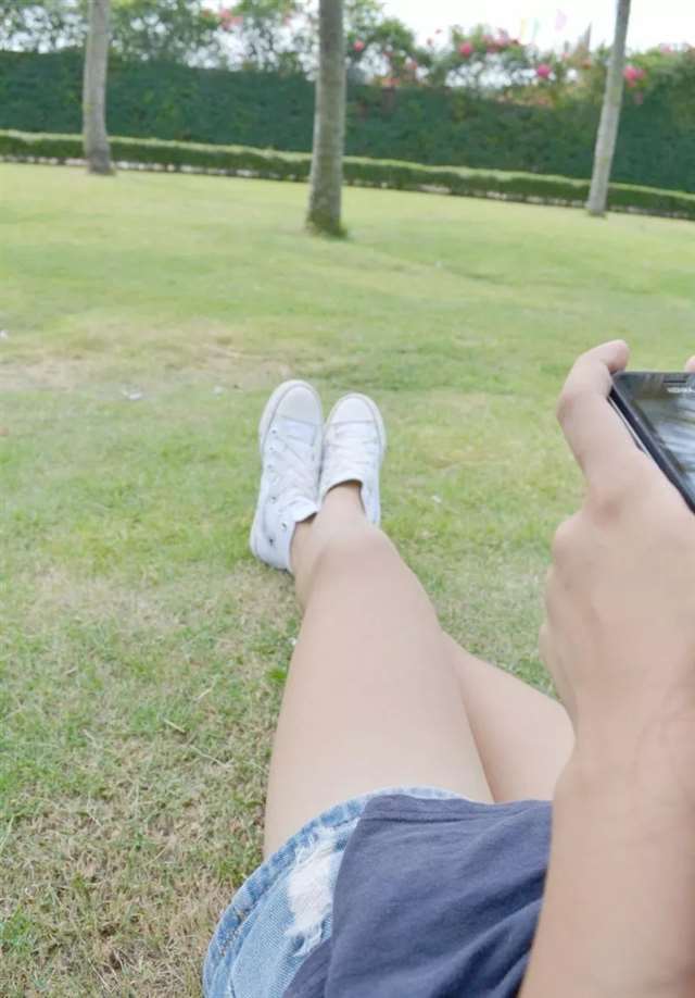 船袜的妹妹 一点一点露出给你看,我粉色的袜袜和白嫩的足