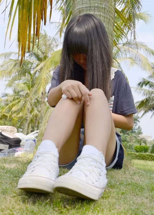 船袜的妹妹 一点一点露出给你看,我粉色的袜袜和白嫩的足