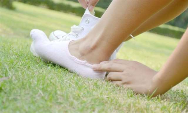 船袜的妹妹 一点一点露出给你看,我粉色的袜袜和白嫩的足