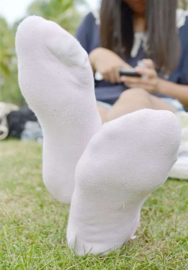 船袜的妹妹 一点一点露出给你看,我粉色的袜袜和白嫩的足