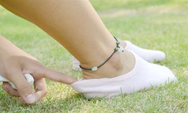 船袜的妹妹 一点一点露出给你看,我粉色的袜袜和白嫩的足