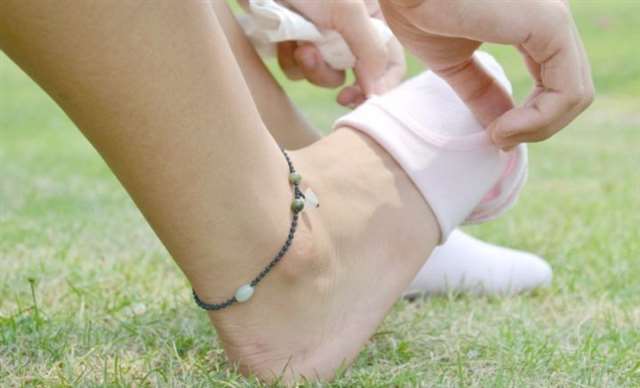 船袜的妹妹 一点一点露出给你看,我粉色的袜袜和白嫩的足