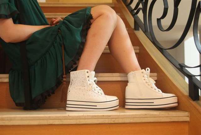 变成女同学的鞋子 女生穿运动鞋帆布鞋图片