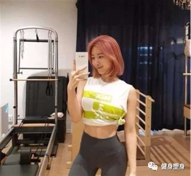 女生做一个月深蹲效果,身材发生明显变化