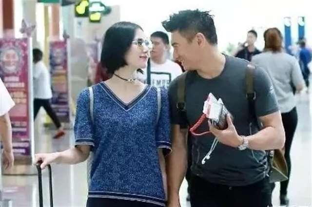 40岁阿姨出轨20出头小伙，每月倒贴2万元