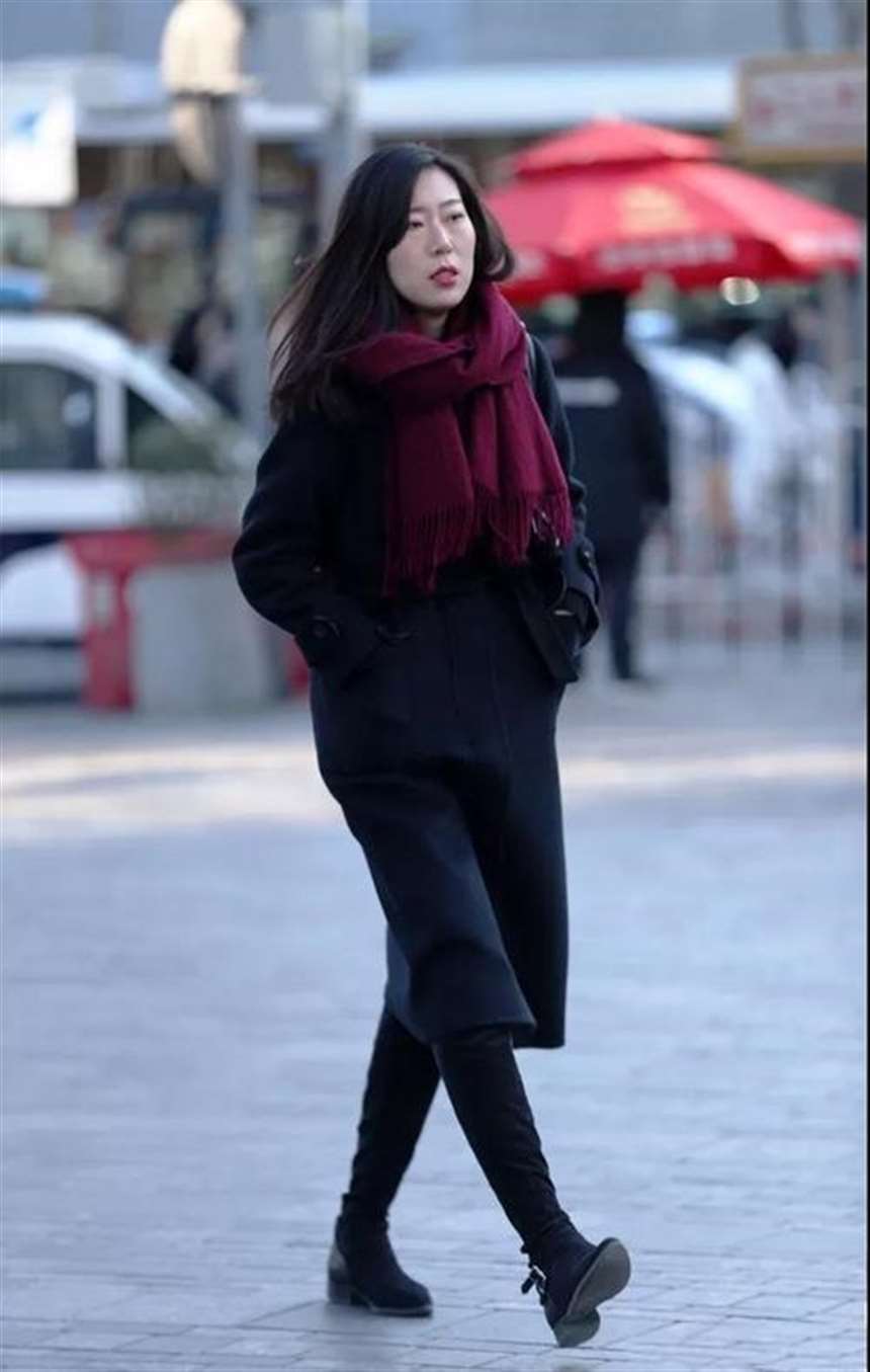 冬季大街上的一位性感长发黑衣少妇!