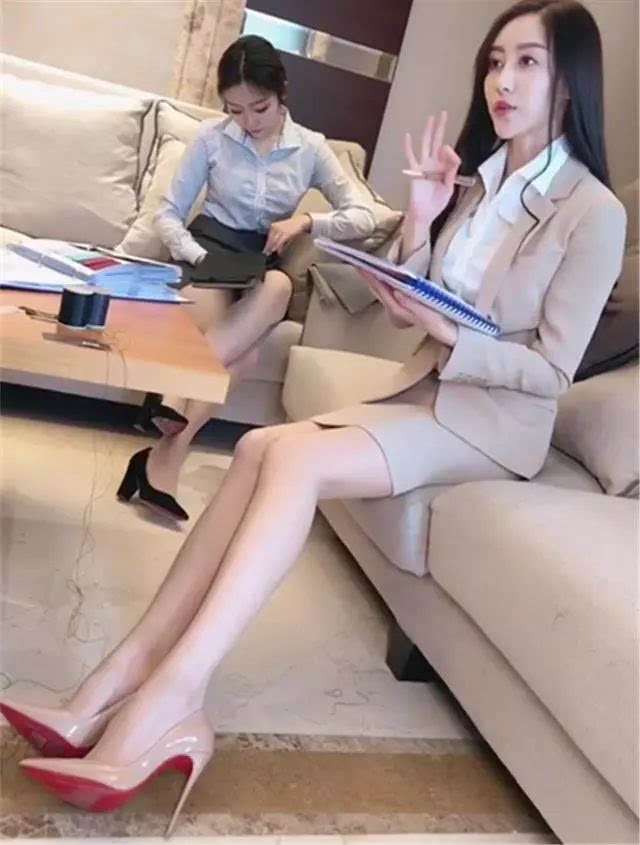 灰丝翘臀少妇 冷艳小美女