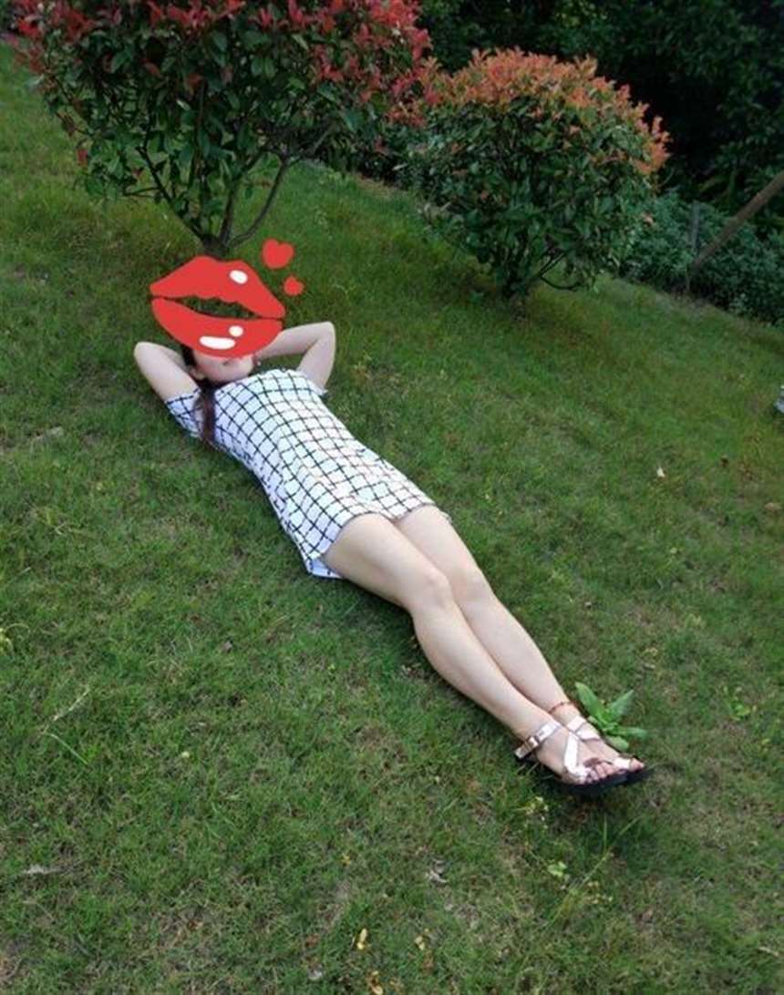 公园草地上霸气外露的美女们 短裙这么短还躺下
