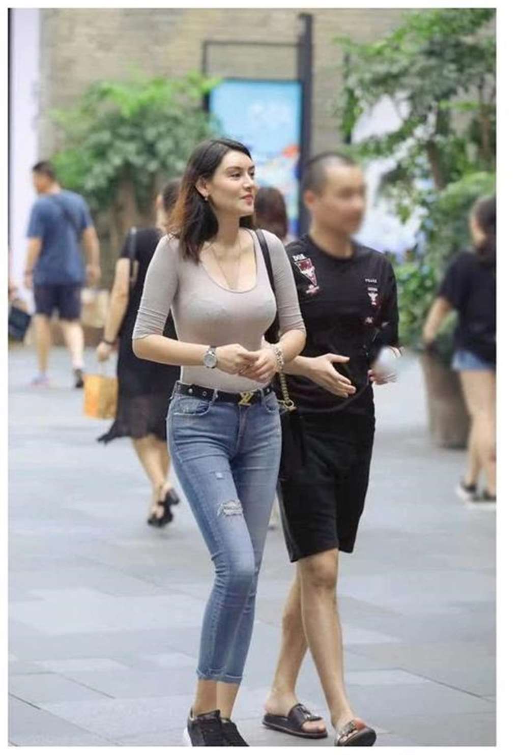 街拍,熟女和少女的差别 你对第几个动心了?