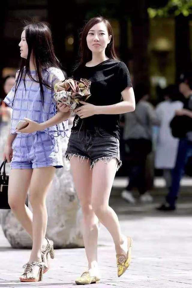 有女人身材胖瘦适中, 妩媚动人很有女人味!