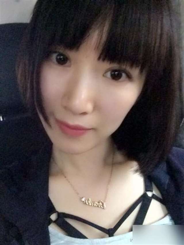 成熟的知性人妻美女