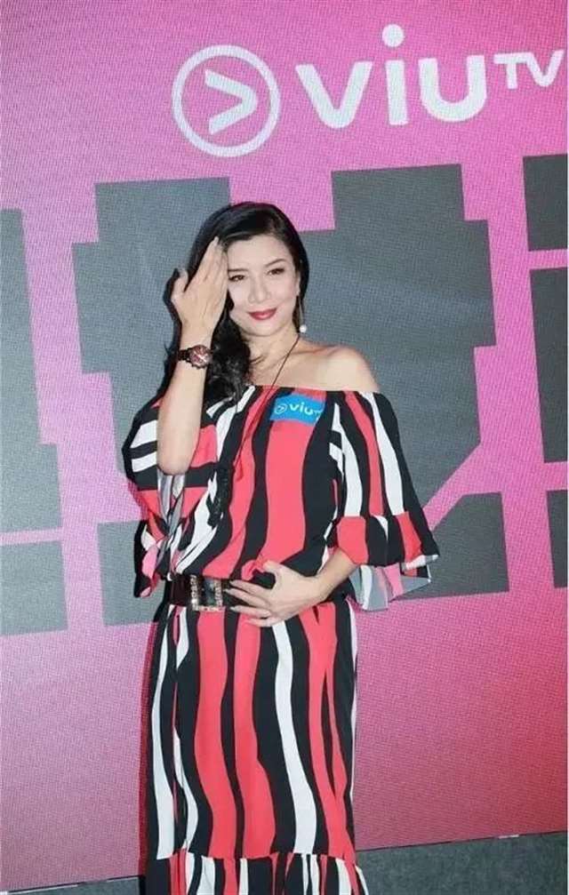 60岁的吴家丽不愧是港片中的性感女神