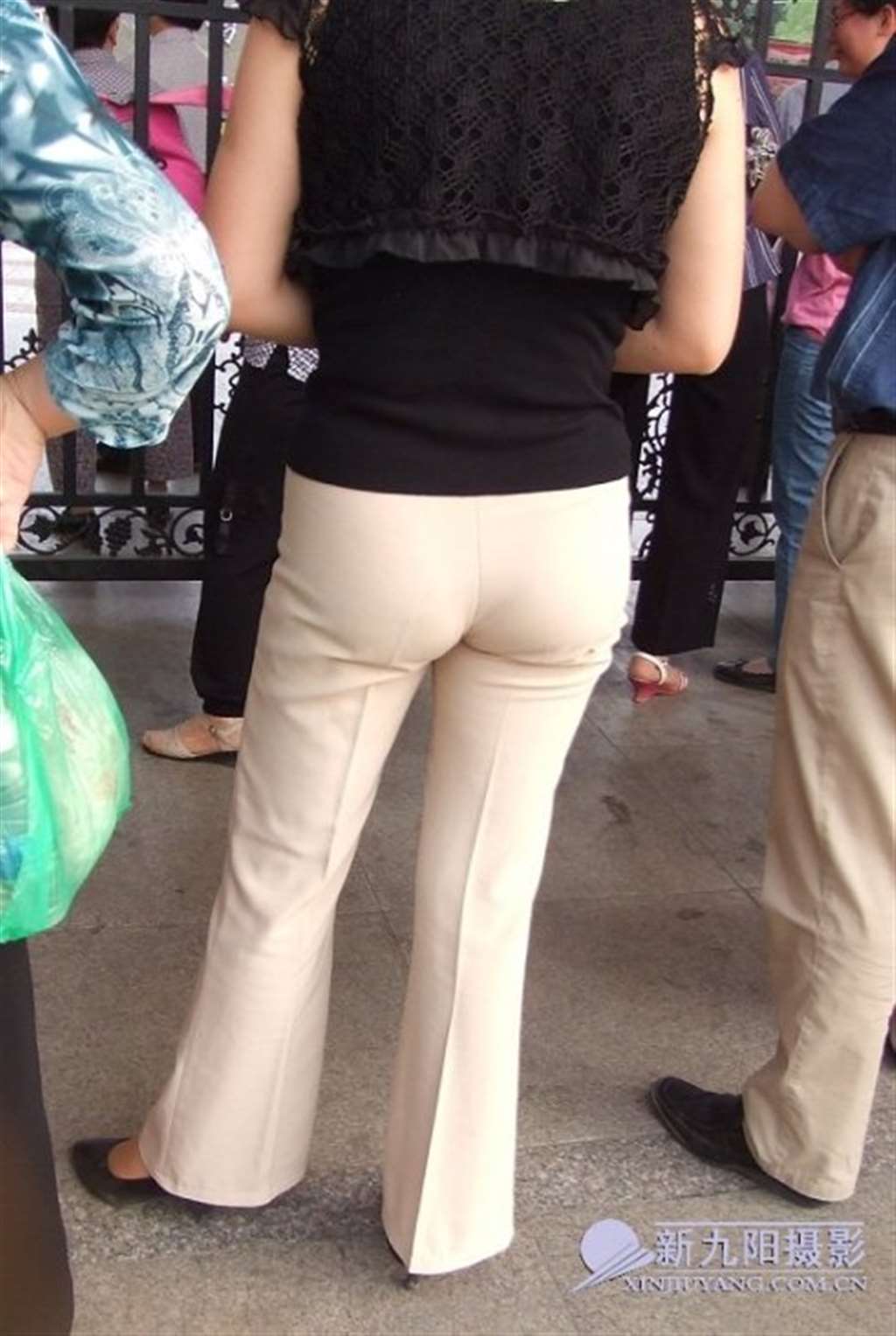 日本熟妇肥臀图片, 薄裤容易显内痕!