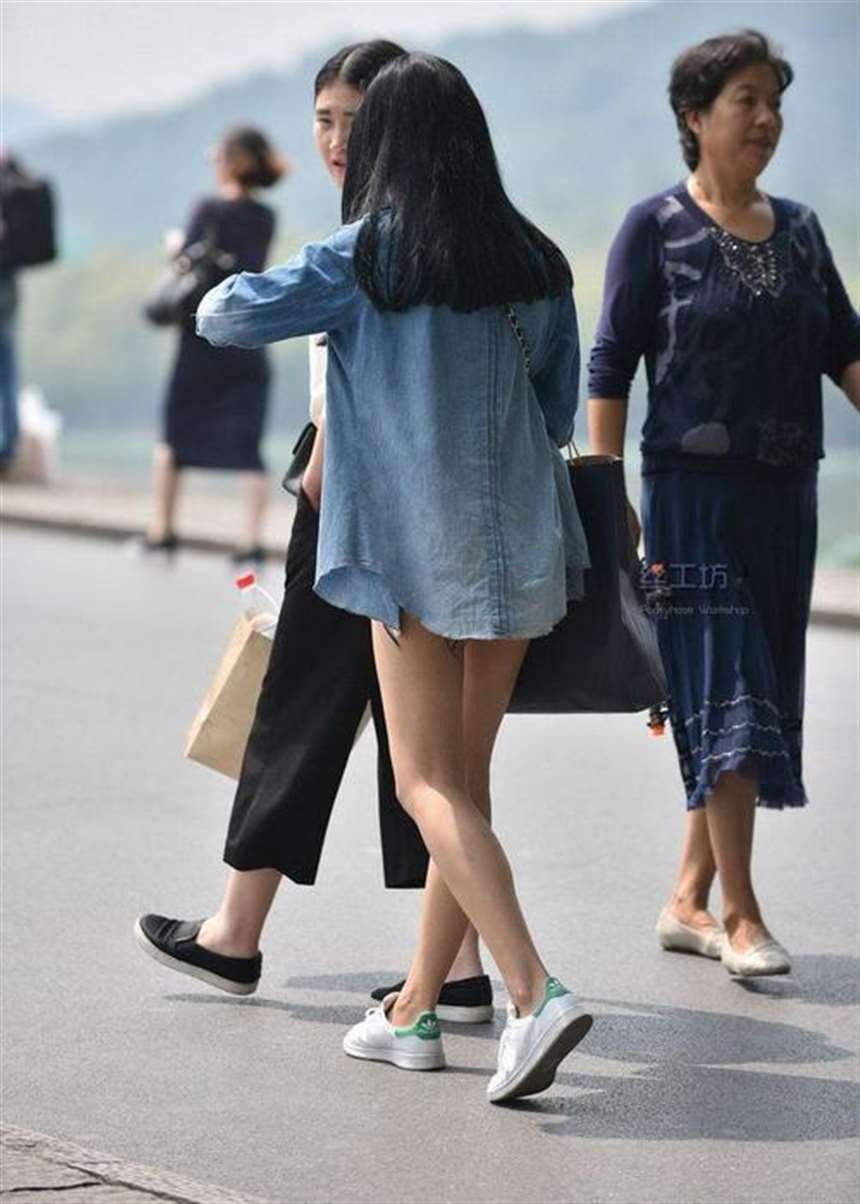 蓝月帝国街拍:穿拖鞋的美女