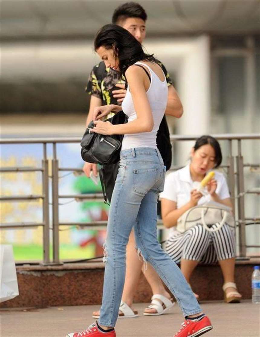 蓝月帝国街拍:穿着牛仔裤的外国美女