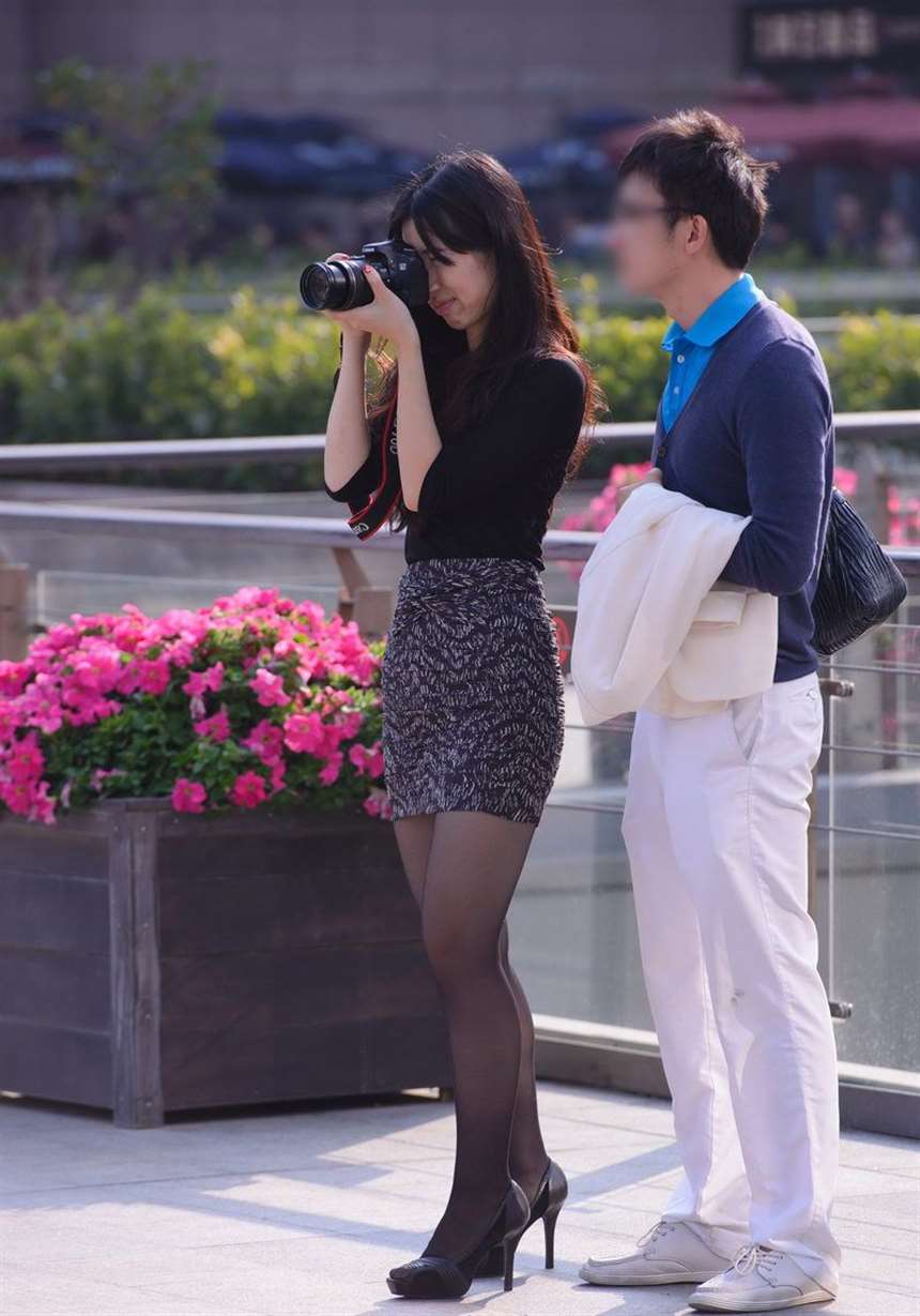 蓝月帝国街拍:穿着牛仔裤的外国美女