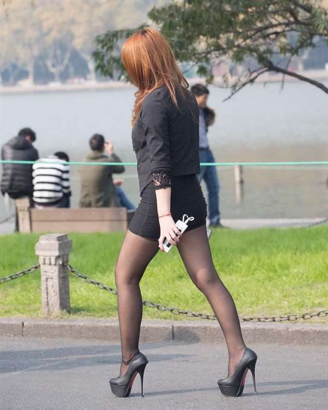 蓝月帝国街拍:公园游玩的黑丝袜美女