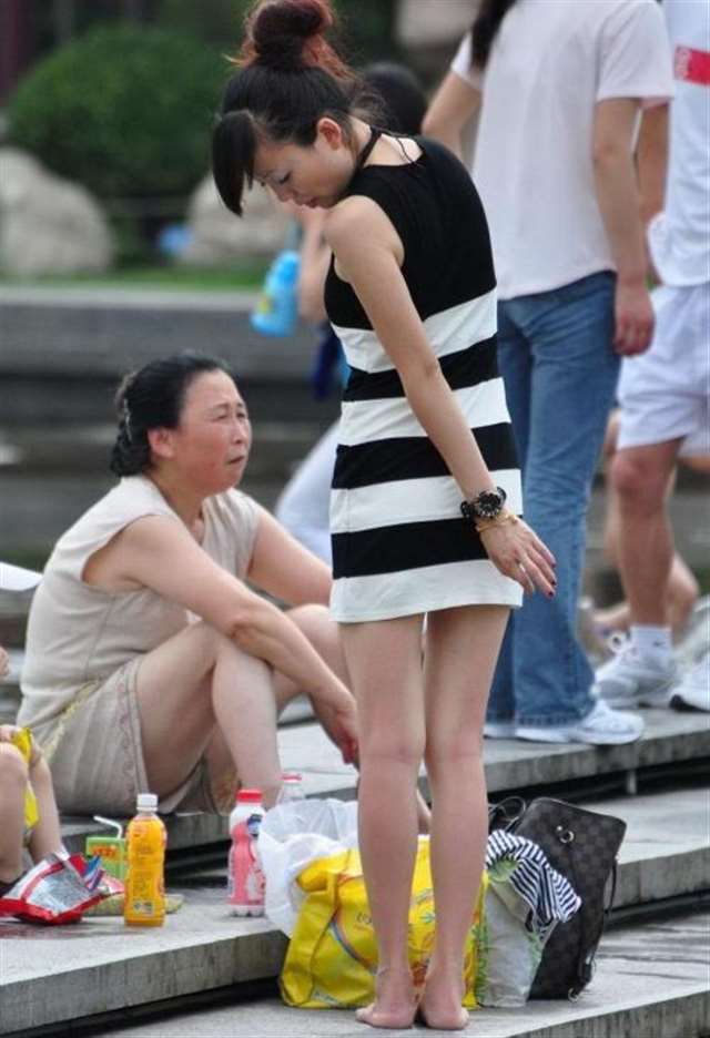 蓝月帝国街拍:公园游玩的黑丝袜美女