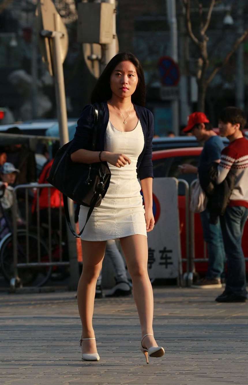 蓝月帝国街拍:逛街的时候见到的美女