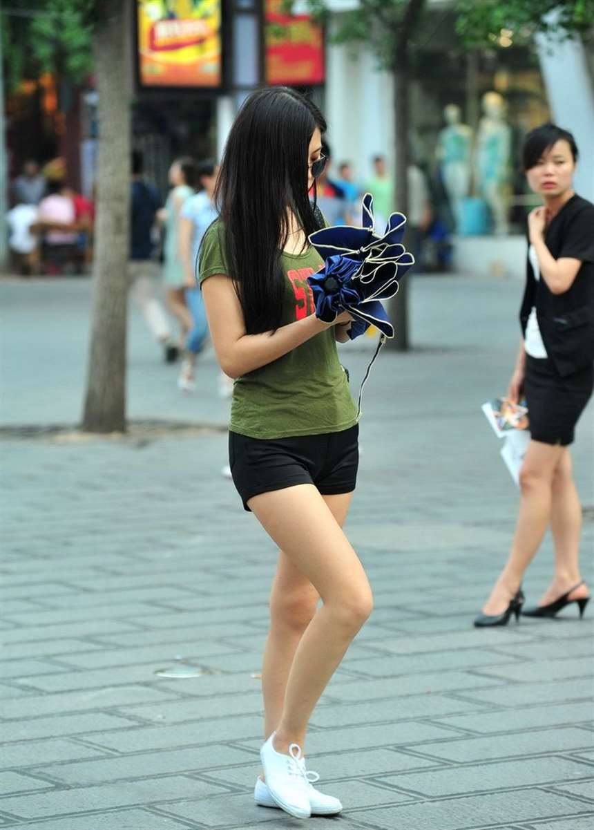 蓝月帝国街拍:逛街的时候见到的美女
