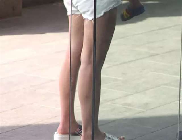 我发现我的凉鞋里有白色液体,觉得自己受到了性骚扰