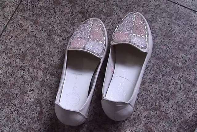 我发现我的凉鞋里有白色液体,觉得自己受到了性骚扰