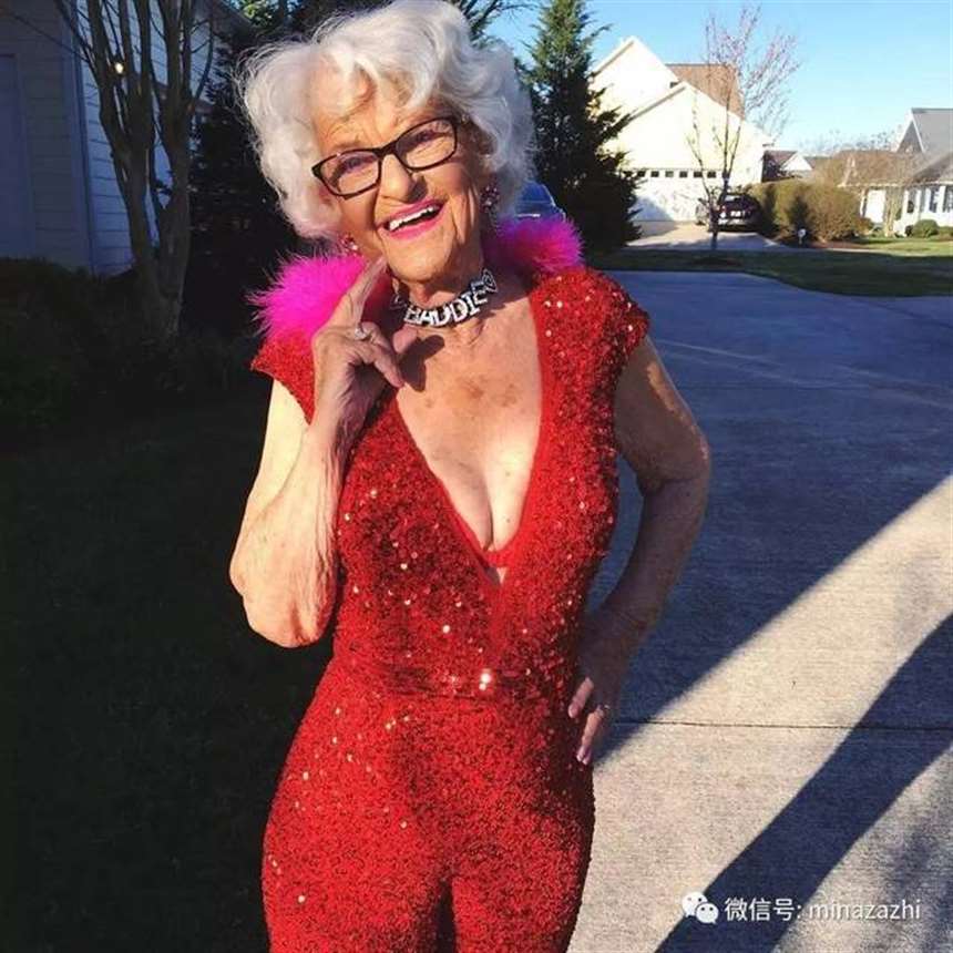 88岁奶奶抽烟,穿比基尼 她说不喜欢老女人的衣服也绝不会穿 少女心