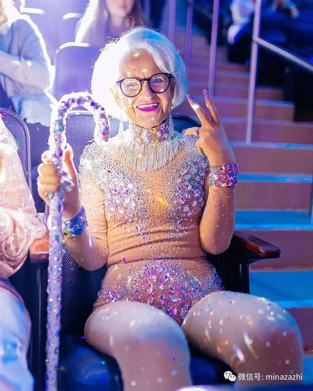 88岁奶奶抽烟,穿比基尼 她说不喜欢老女人的衣服也绝不会穿 少女心