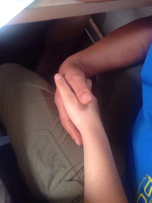 拉着小情人的手.好羞射