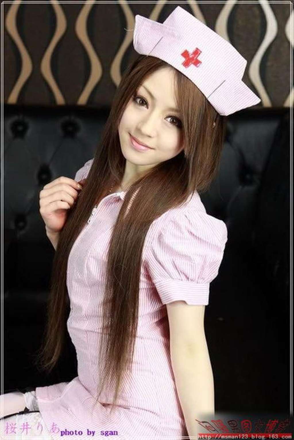 日本漂亮女优樱井莉亚制服写真,黑色内衣 粉色护士制服(组图22p)