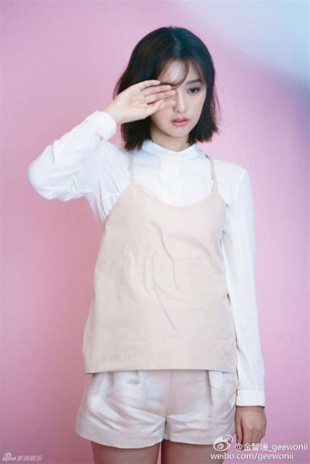 韩星金智媛粉嫩写真 短发少女媚态足