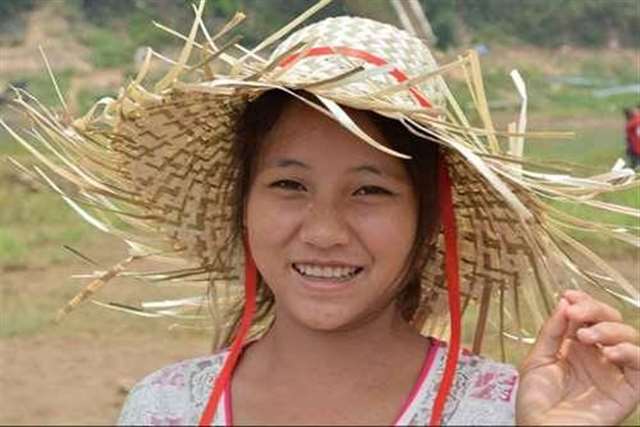 越南边境偏远贫穷农村 游客专门瞄准身价100元的女孩!
