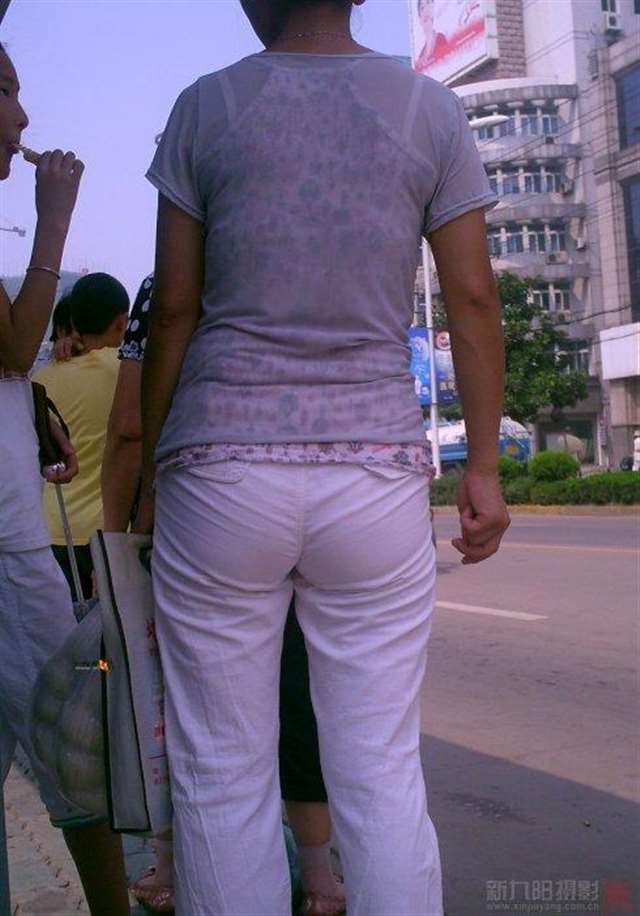 【一生有你街拍演义】第一千零四十回——白裤紧,熟臀丰 17p