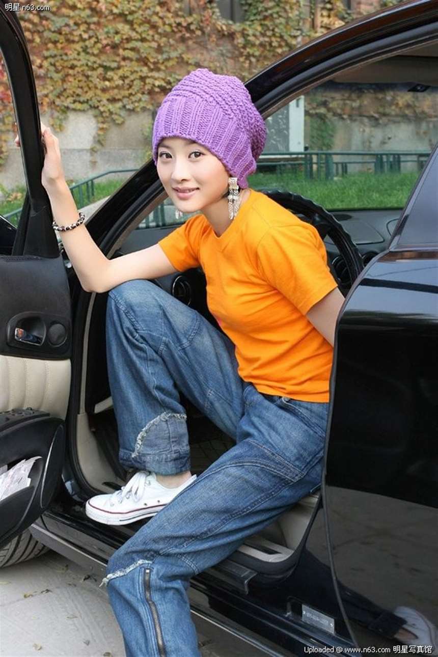 【10/02/23】 广场上吹泡泡的黑丝美女【21p】; 广场上吹泡泡的黑色