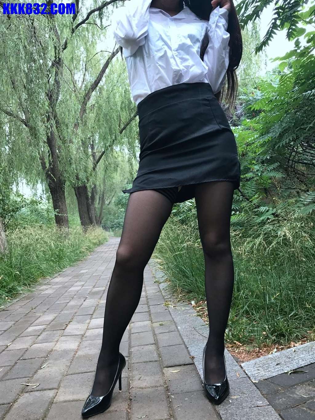 美腿丝袜 与公司风流女同事野外露出[18p]