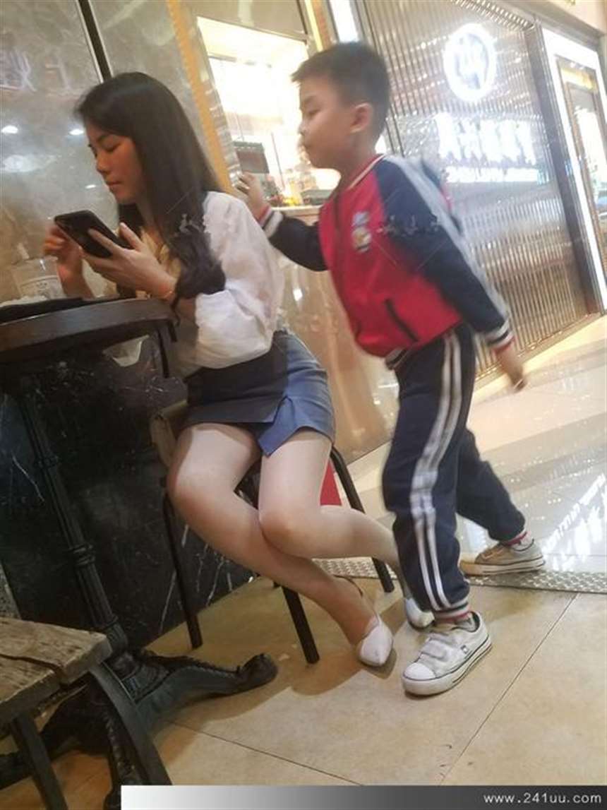 劝你别遮掩了,少妇已经走光被拍【11p】